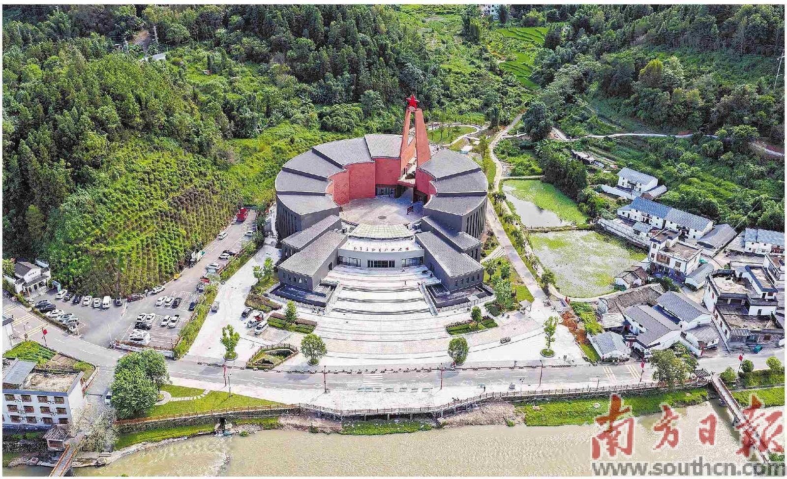《红军在粤北》摄制组深入粤北挖掘史料。图为红军长征粤北纪念馆。新华社发
