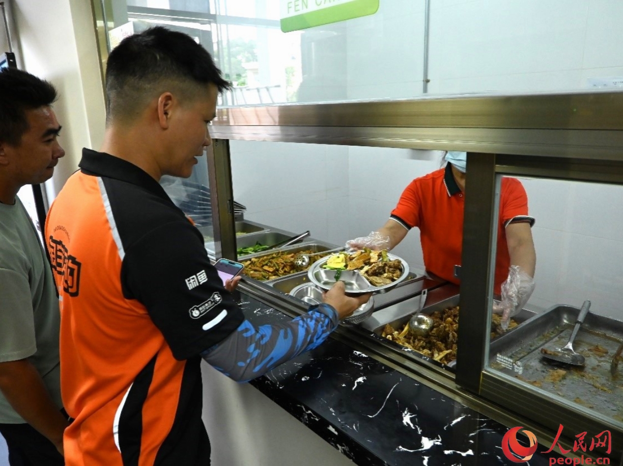 骑手来到市二宫“穗骑食堂”，享受免费的午餐。人民网 李国华摄