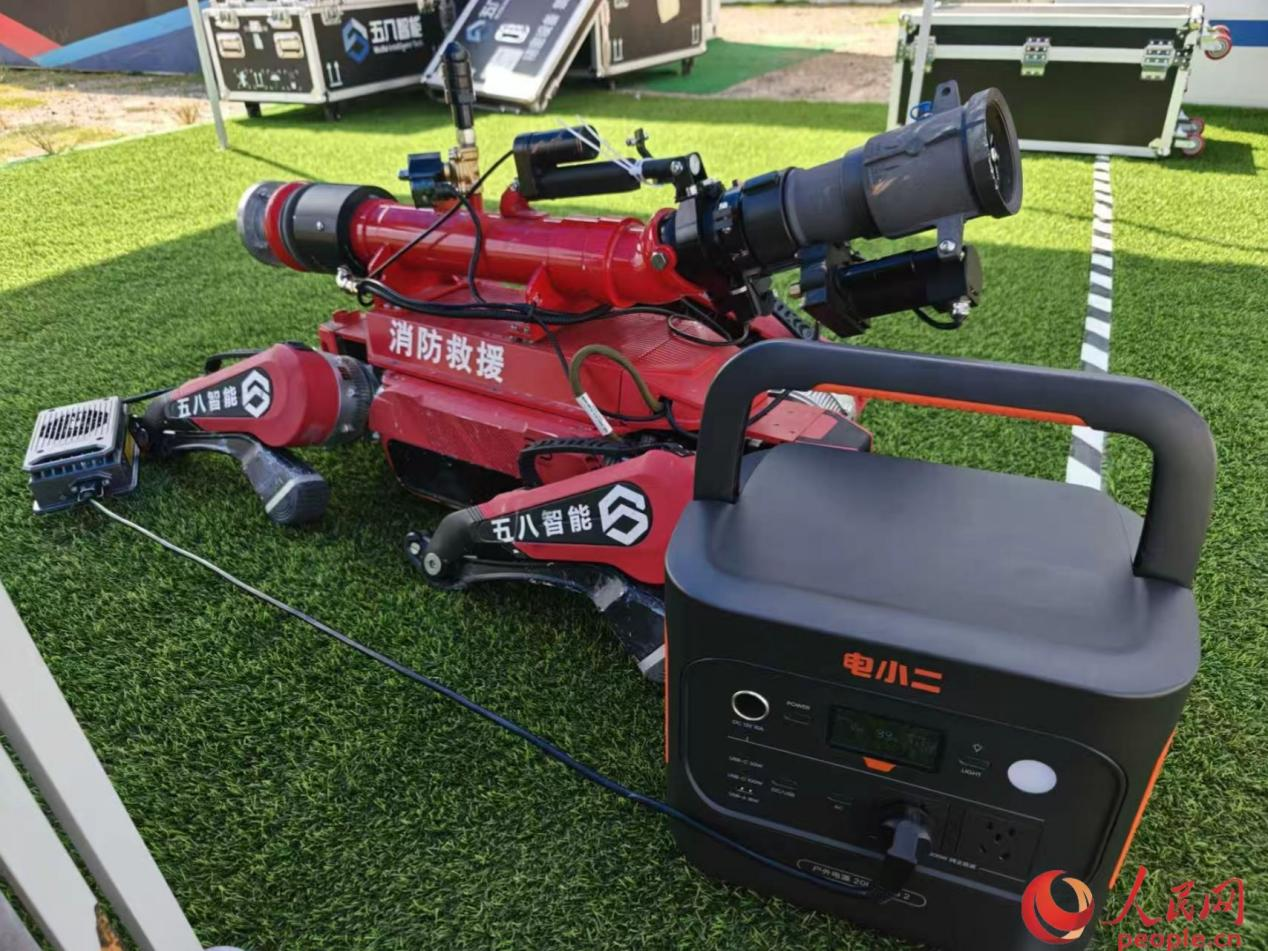 賽場上，華寶新能戶外電源“電小二”為參賽機器人供電護航。主辦方供圖
