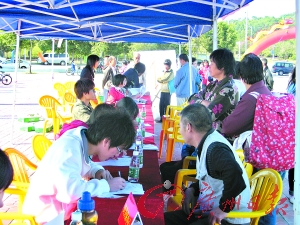 广州番禺昨举行村民招聘会 60多家企业参加