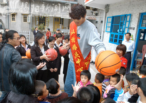 亚洲第一巨人到揭阳从事公益活动