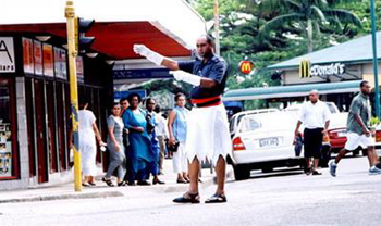 斐济:男人穿裙子是街头一景