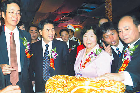 市长李启红的陪同下参观中山展馆。 苏小红 摄