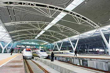 亚洲最大火车站广州南站投入使用