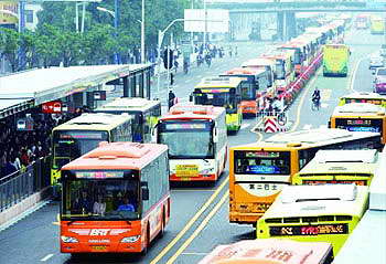 广州BRT昨开通总体通畅 周边道路有点堵