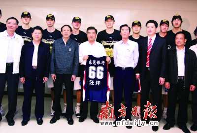 广东篮球队七年六捧CBA冠军奖杯