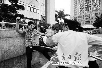 广州警方:有条件的学校要建校卫队