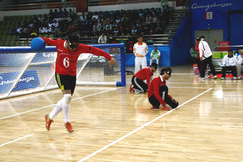 盲人门球比赛中国队以13比4战胜伊朗队