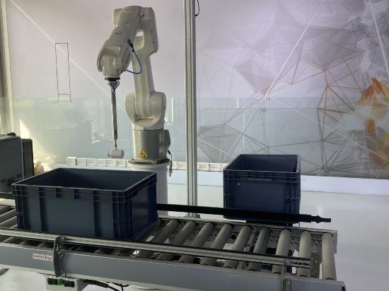 在佛山市順德區，庫卡機器人（廣東）有限公司展廳內機器人展示自動化物流服務。