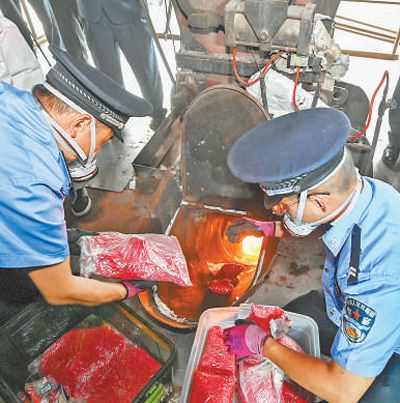 　　云南省昆明市公安局在某化工厂启动全市集中统一无害化销毁毒品行动。鲁 杰摄